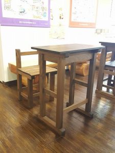 学校給食歴史館展示：木の机と椅子